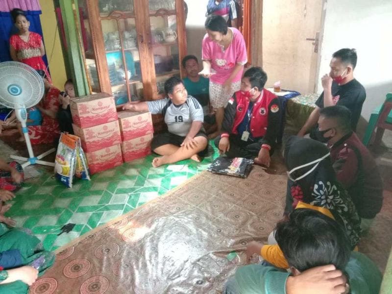 Rizal (kaus abu-abu), penjual jalangkote yang sempat menjadi korban perundungan (Rakyatsulsel/Any Ramadhani And Atho)