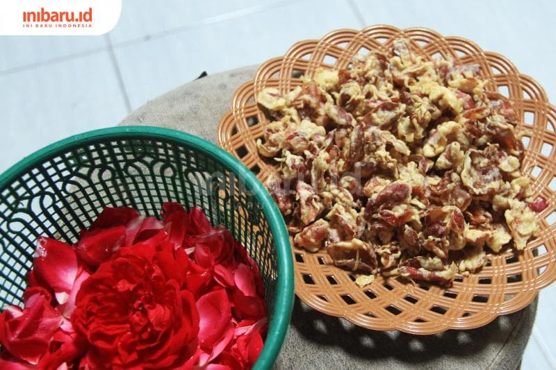 Mawar sebelum dan setelah diolah. (Inibaru.id/ Zulfa Anisah)