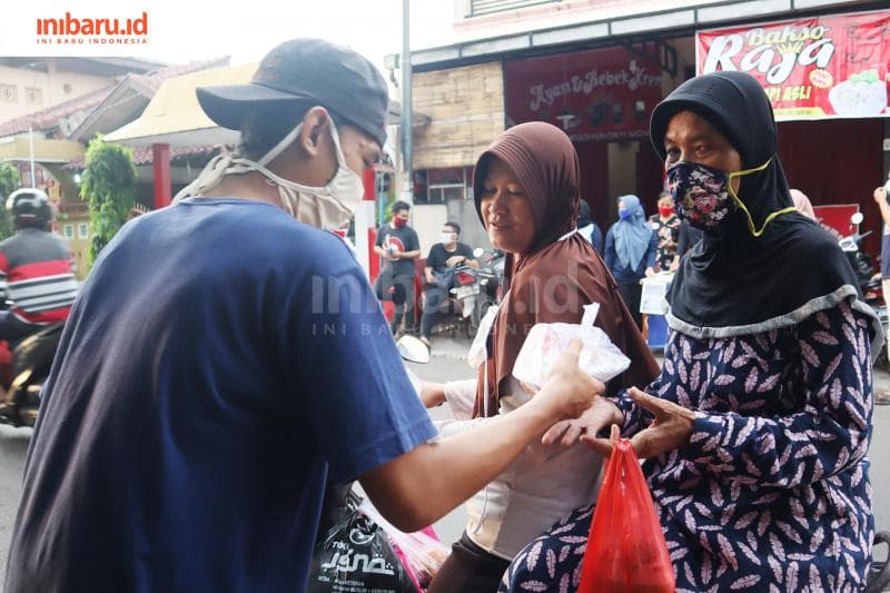 Dapur Umum Semarang-Solidaria membagikan makanan di beberapa titik di Kota Semarang. (Inibaru.id/ Gregorius Manurung)