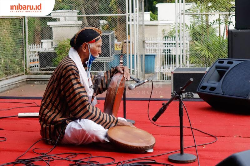 Mbah Syamsuri sedang memainkan Kentrung Demak di Panggung Kahanan 5. (Inibaru.id/ Gregorius Manurung)