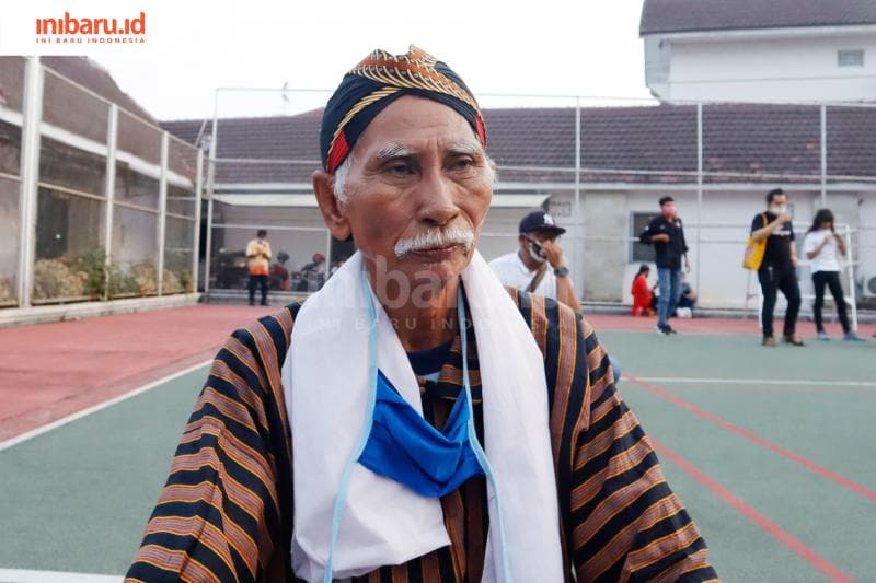 Mbah Syamsuri yang sudah berusia 70 tahun masih terus menekuni kesenian Kentrung Demak. (Inibaru.id/ Gregorius Manurung)
