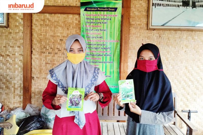 Anggota D'Mojodadi's memperlihatkan bibit yang akan digunakan untuk mendukung program Genchi Jikatsu.&nbsp;(Inibaru.id/ Rafida Azzundhani)