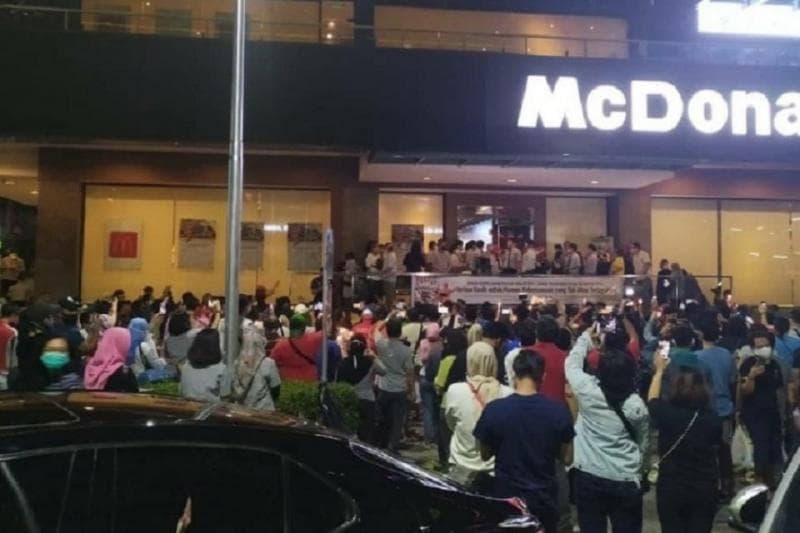 Kerumumunan massa di McDonald Sarinah beberapa saat lalu. (Twitter/@satpolPP_DKI)<br>