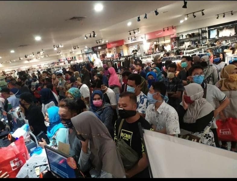 Ramainya salah satu mall di Indonesia. Padahal, pemerintah sudah meminta masyarakat menghindari kerumunan. (Twitter/berkodok)