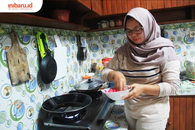 Susmiati saat beraksi di dapur rumahnya. (Inibaru.id/ Zulfa Anisah)