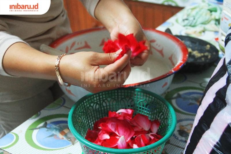 Pisahkan kelopak mawar sebelum diolah. (Inibaru.id/ Zulfa Anisah)