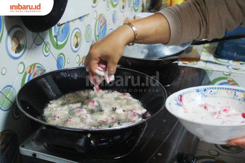 Setelah dibaluri adonan, goreng mawar dalam minyak panas. (Inibaru.id/ Zulfa Anisah)
