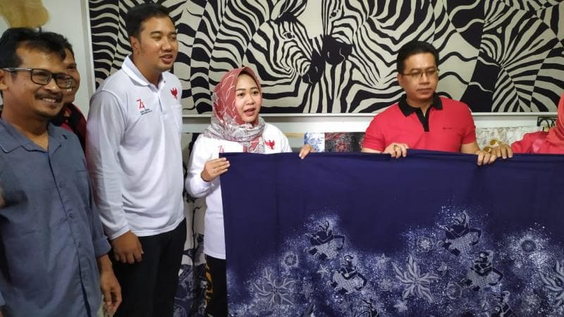 Mulyono memamerkan batik ciprat buatannya kepada Bupati Purbalingga Dyah Hayuning Pratiwi. (Purbalingganews)