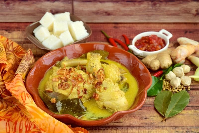 Opor dengan warnanya yang kuning pekat menjadikan makanan tradisional ini sangat digemari saat lebaran. (Blibli)