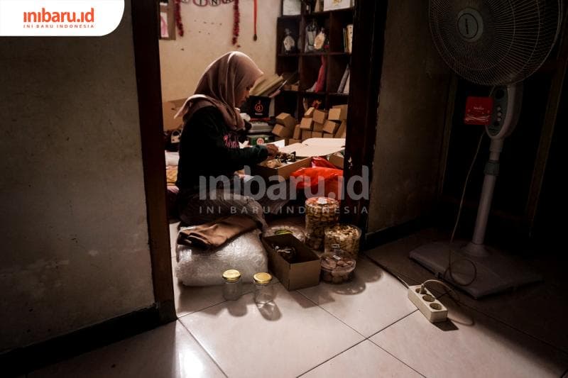 Richa Amalia memproduksi hamper di rumah. (Inibaru.id/ Audrian F)<br>