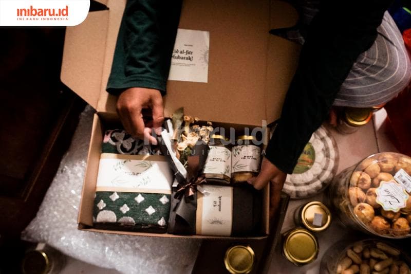 Richa menentukan sendiri isi hamper. (Inibaru.id/ Audrian F)<br>