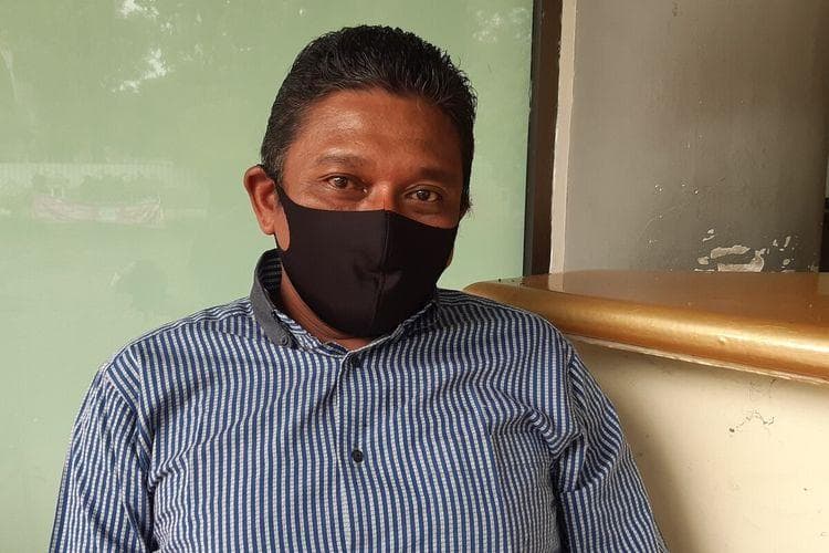 Maulana Agus Arif Budi Satrio atau Rio yang berjalan kaki dari Jakarta ke Solo setelah di-PHK. (Kompas/Labib Zaman)<br>