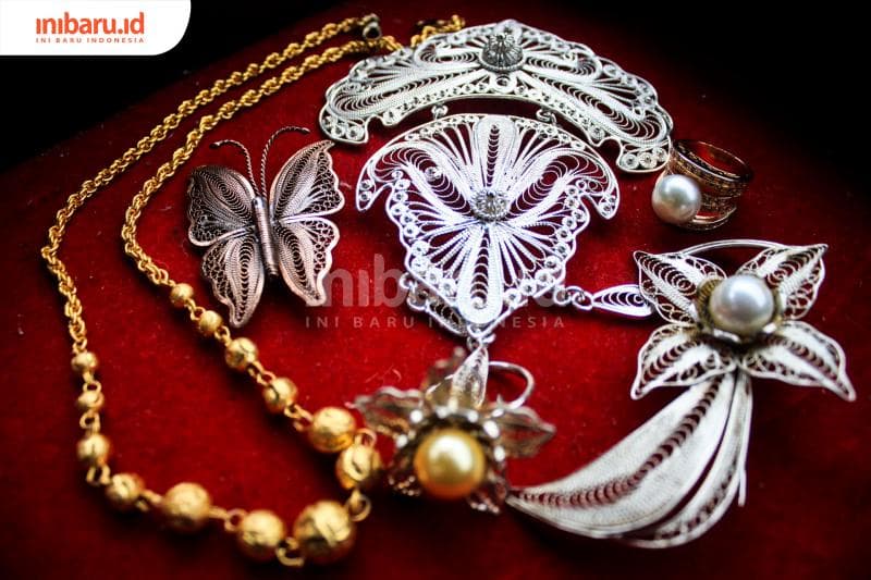 Jenis-jenis Zem Silver mulai dari kalung, gelang, cinicn hingga bros. (Inibaru.id/ Audrian F)<br>