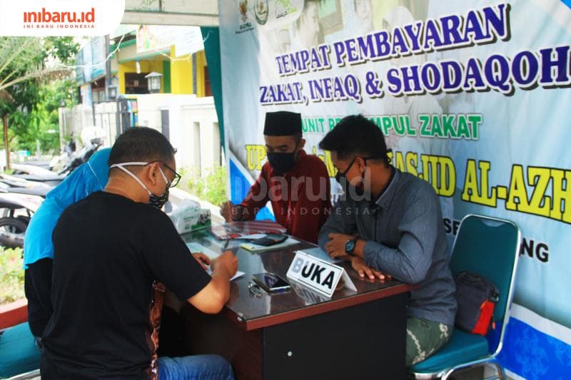 Proses pembayaran zakat fitrah. (Inibaru.id/ Zulfa Anisah)