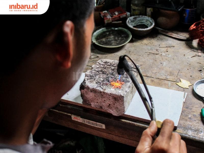 Proses pembuatan perhiasan Zem Silver. (Inibaru.id/ Audrian F)<br>