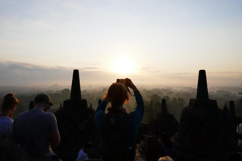 Turis menikmati matahari terbit di Candi Borobudur (Flickr/

Isabell Schulz)