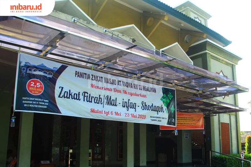 Banner penerimaan zakat fitrah di Masjid At-Taqwa Ngaliyan. (Inibaru.id/ Zulfa Anisah)