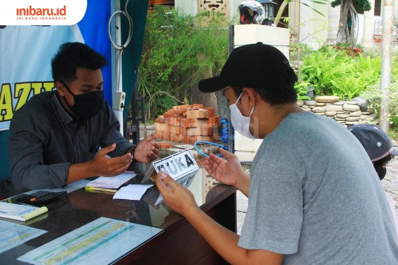 Proses pembayaran zakat. (Inibaru.id/ Zulfa Anisah)