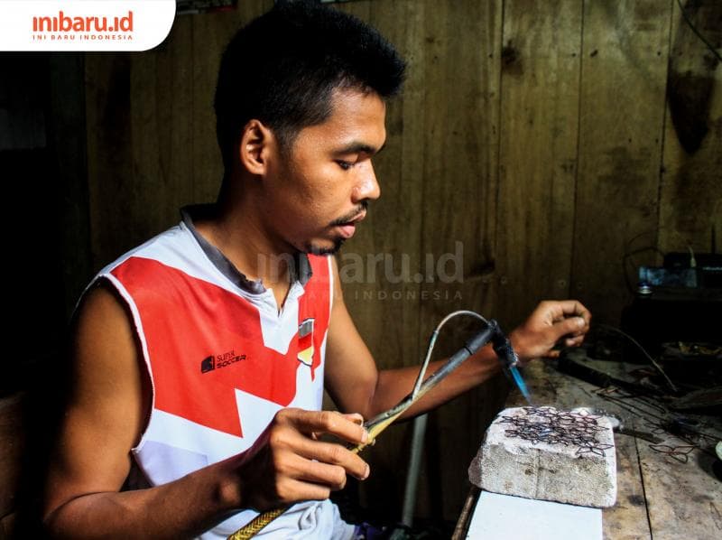 Nur Yahya, salah seorang pengrajin logam Zem Silver. (Inibaru.id/ Audrian F)<br>