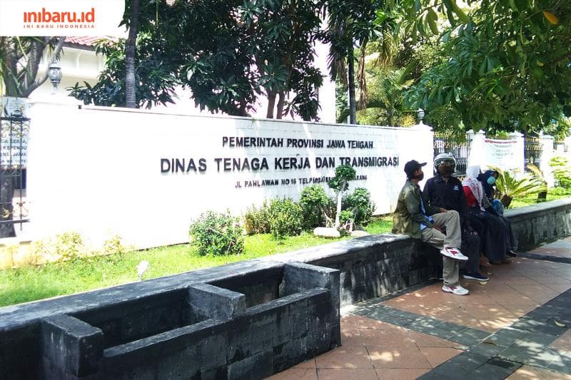 Beberapa buruh tengah beristirahat sejenak di depan kantor Dinas Tenaga Kerja dan Trasmigrasi. yang juga menjadi posko pengaduan THR. (Inibaru.id/ Isma Swastiningrum)<br>