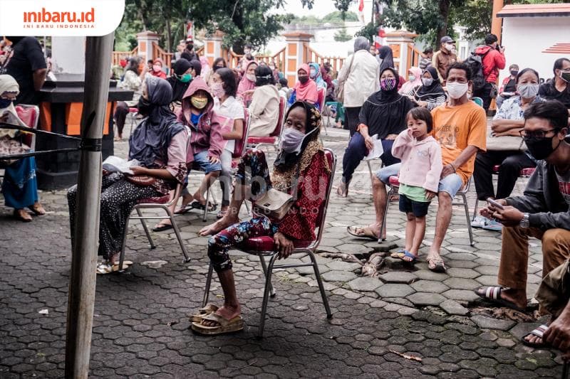 Sejumlah Keluarga Penerima Manfaat (KPM) tampak mengantre dengan menerapkan jaga jarak. (Inibaru.id/ Audrian F)<br>