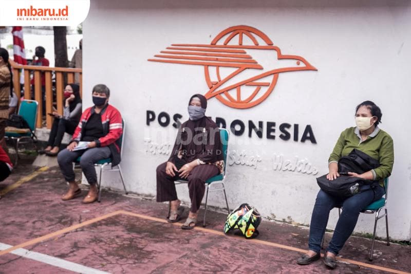 Warga bersiap menerima bantuan di Kantor Pos Jalan Sisingamaraja. (Inibaru.id/ Audrian F)<br>
