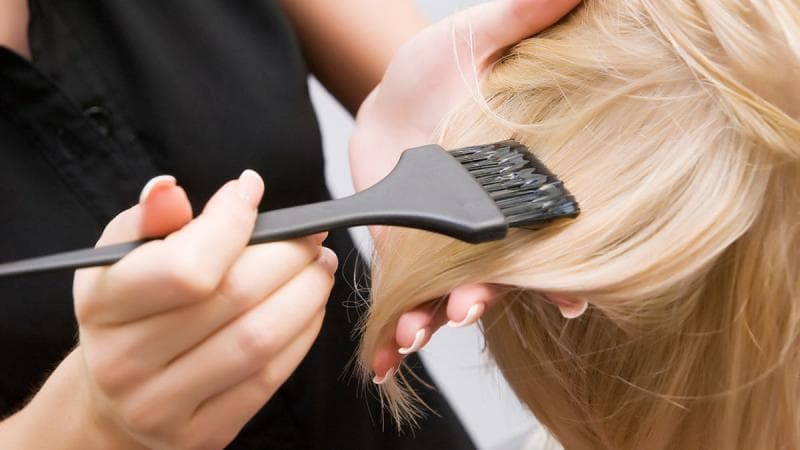 Styling rambut bisa saja berimbas pada kerontokan. (Lena Ivanova/Shutterstock)