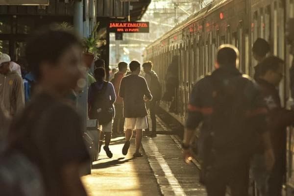 Traveling menggunakan kereta api untuk sampai ke tempat tujuan. (Instagram/keretaapikita)