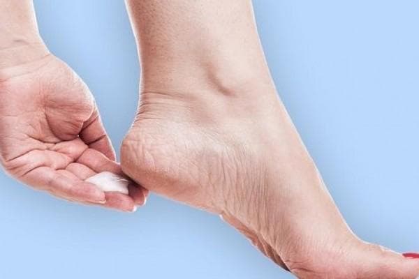 Gunakan pelembap untuk tumit. (Bustle)<br>