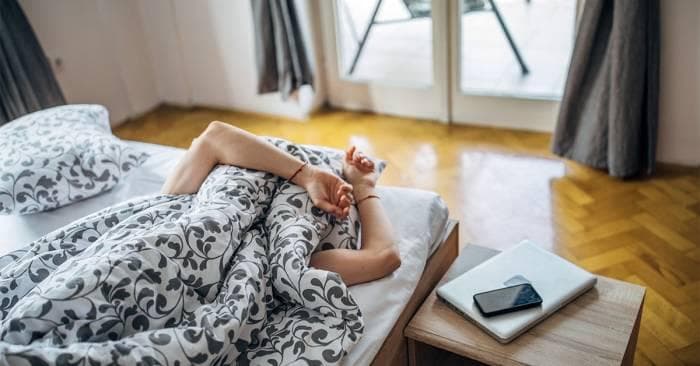 Rebahan menjadi kegiatan selama di rumah aja. (Healthline)<br>