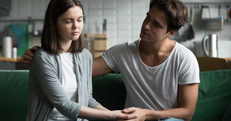 Bangun komunikasi dengan pasangan secara baik. (Freepik/Yanalya)<br>