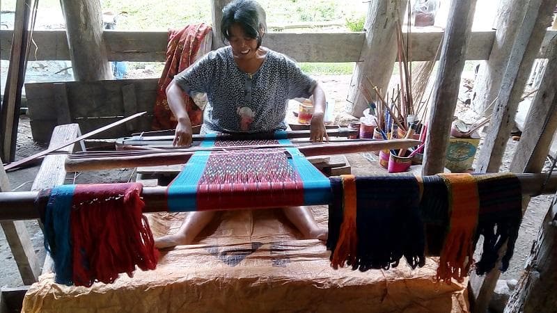 Proses membuat sarung ulos. (Okezone/Dewi)