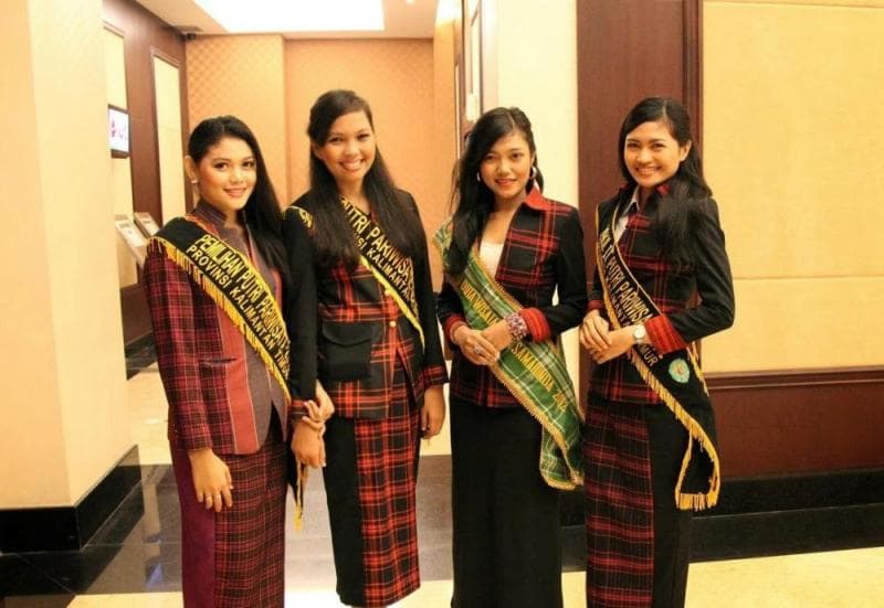 Contoh penggunaan sarung Samarina. (Twitter/kitkitttin)