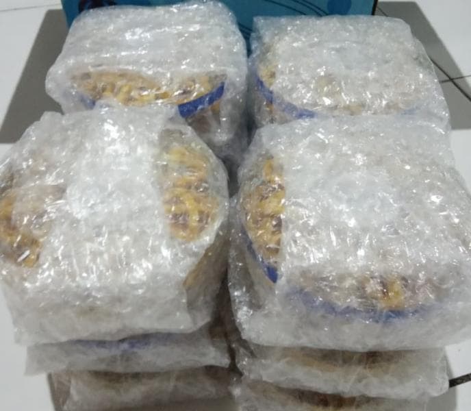 Packaging produk kudapan Anita dan keluarga yang akan dikirim ke luar kota. (Dokumentasi Anita)<br>