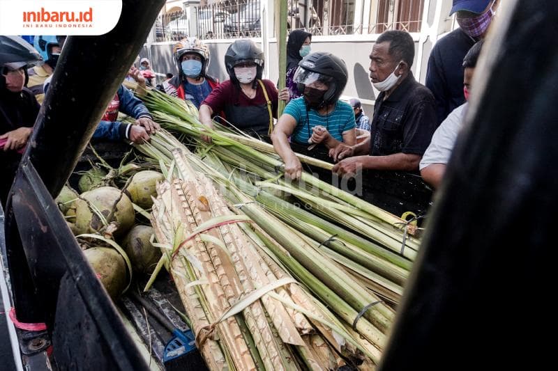 Ada yang cuma membeli janurnya saja. (Inibaru.id/ Audrian F)<br>