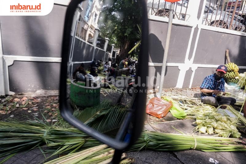 Para pedagang ketupat dadakan yang berderet di Pasar Peterongan. (Inibaru.id/ Audrian F)<br>