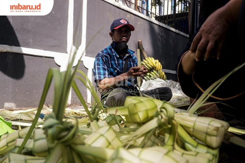 Masrokan sudah 10 tahun menjadi pedagang selongsong ketupat. (Inibaru.id/ Audrian F)<br>