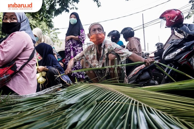 Pedagang datang bawa peralatan saja. Janurnya dipasok langsung di pasar oleh pedagang lain. (Inibaru.id/ Audrian F)<br>