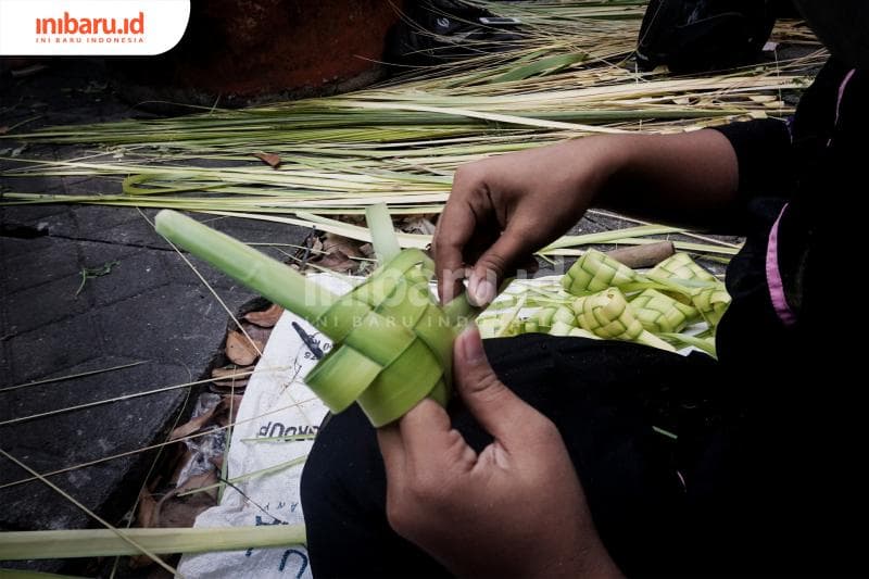 Ada dua jenis bahan baku selongsong ketupat, yakni dari daun kelapa dan siwalan. (Inibaru.id/ Audrian F)<br>