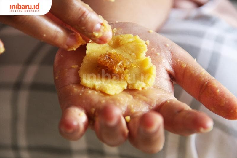 Menyiapkan kue Lebaran menjadi ritual wajib. (Inibaru.id/ Triawanda Tirta Aditya)