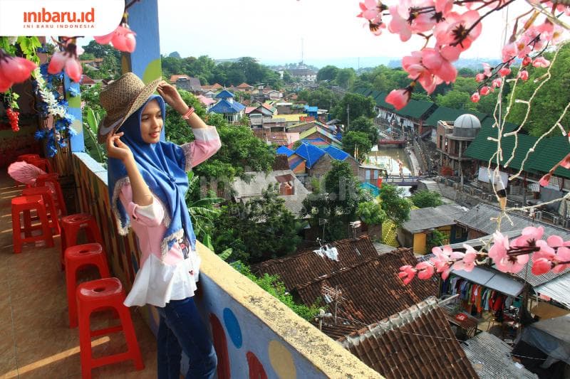 Outer dan kerudung yang tipis dan ringan bikin kamu antigerah di tengah cuaca nan terik. (Inibaru.id/ Triawanda Tirta Aditya)