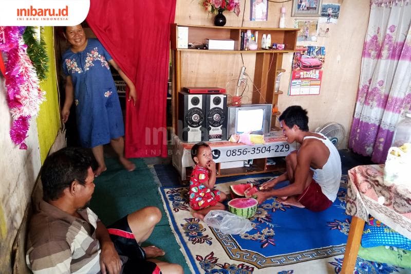 Suasana Lebaran di rumah Muhlisin yang terletak di kampung pemulung. (Inibaru.id/ Zulfa Anisah)