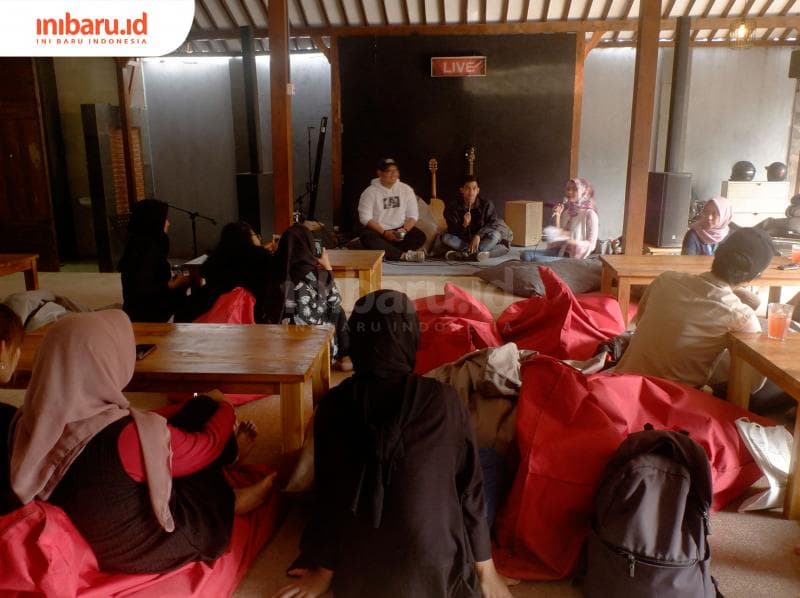 Sesi sharing session dalam acara #darikopiuntukbumi. (Inibaru.id/ Audrian F)<br>