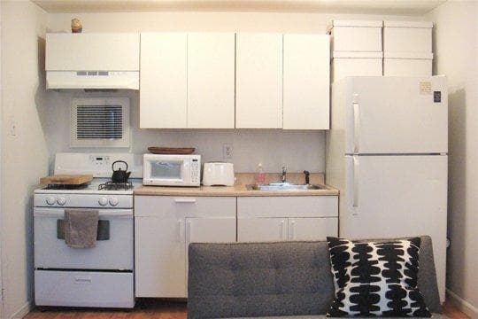 Jangan letakkan kulkas di dekat oven. (Apartmenttherapy)