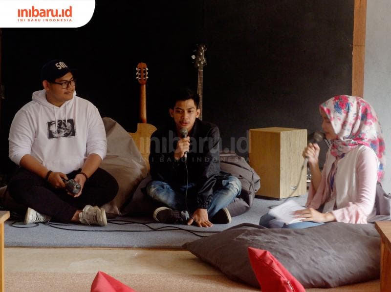 Rully Purba (kiri) dan Aldi Brian Pratama (tengah) sebagai pendiri Kedai Titik Tujuh Kopi. (Inibaru.id/ Audrian F)<br>