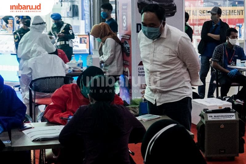 Kepala Dinas Kesehataan, Abdul Hakam memantau langsung saat pemeriksaan. (Inibaru.id/ Audrian F)<br>