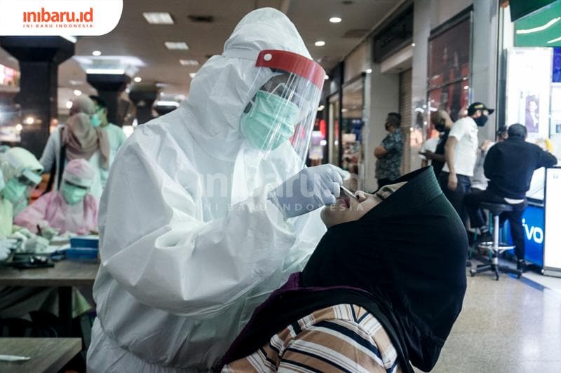 Berbagai reaksi masyarakat saat diperiksa, ada yang takut, ada yang antusias. (Inibaru.id/ Audrian F)<br>