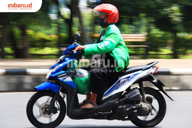 Pengemudi ojek daring kini tak perlu lagi membawakan helm bagi penumpang. (Inibaru.id/Triawanda Tirta Aditya)