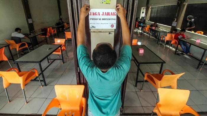Jaga jarak aman saat beli makanan di warung. (Antara/Rahmad)