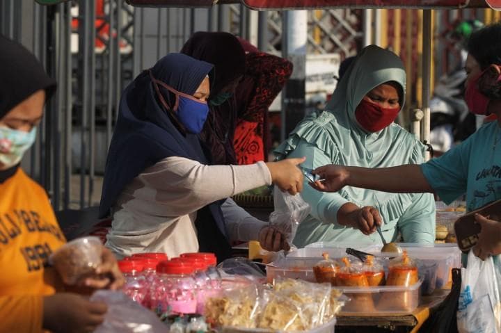 Pastikan penjual makanan memakai masker. (MI/Pius Erlangga)